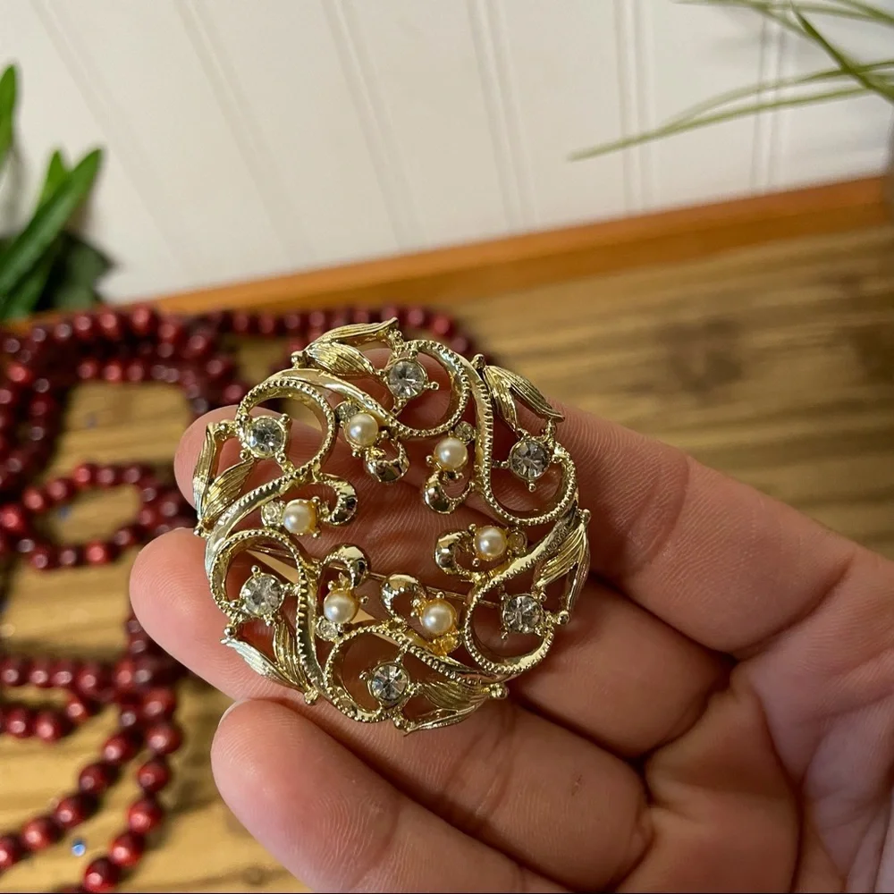 Vintage gold broach with faux pearls and diamonds